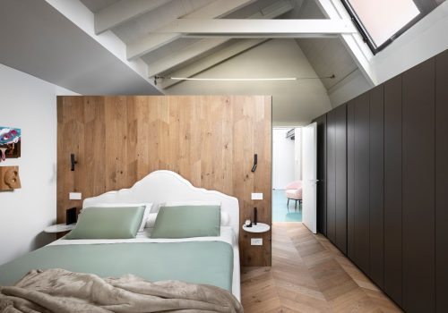 PARKET V SPALNICI-LG